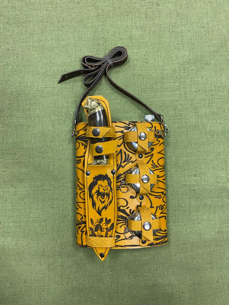 Фляжка 2л кож. чехол + стопки + нож Фляжка 2л кож. чехол + стопки + нож